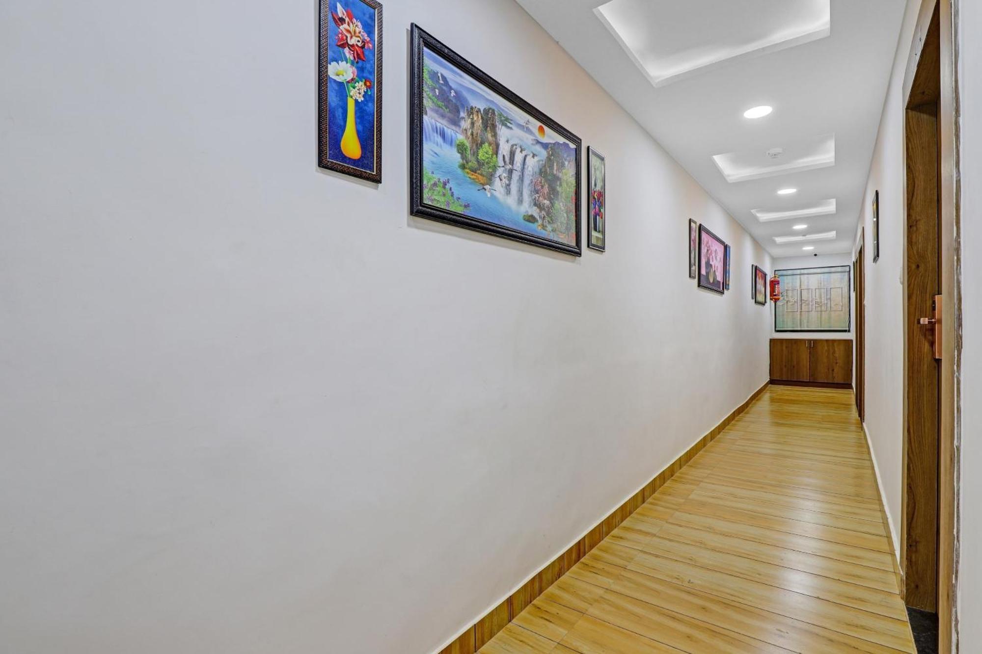 Hotel O R S Palace 아흐메다바드 외부 사진