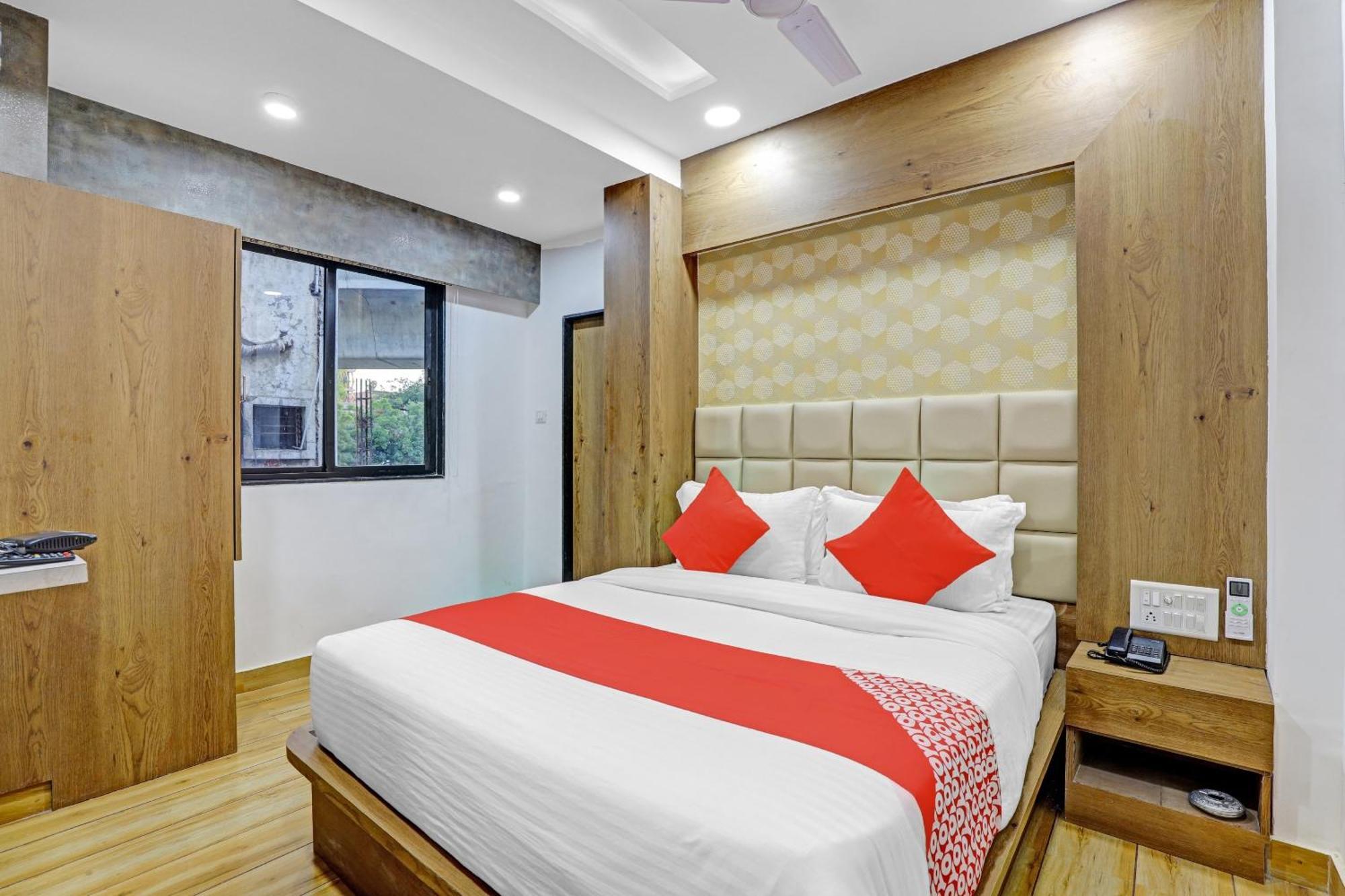 Hotel O R S Palace 아흐메다바드 외부 사진