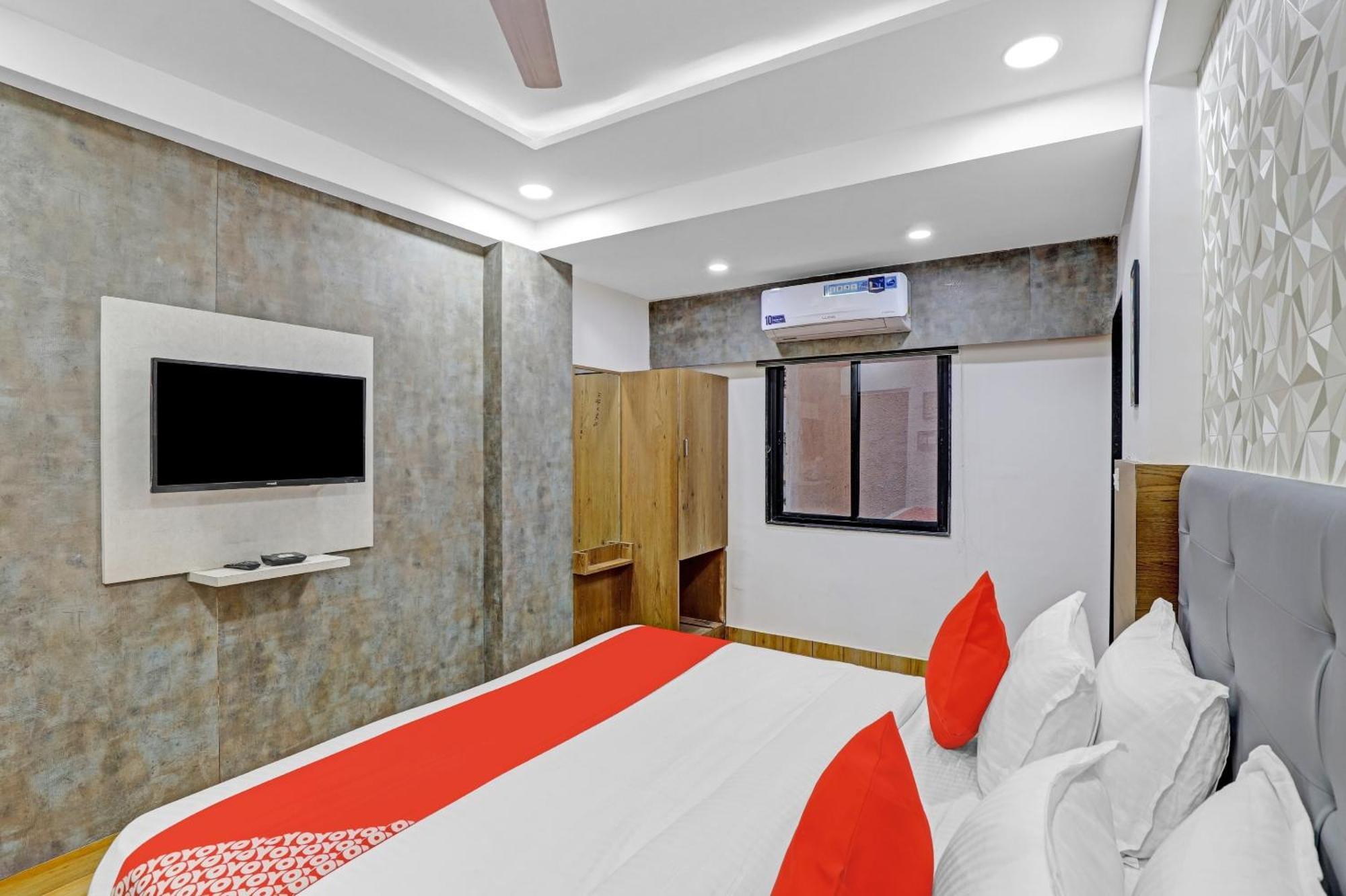 Hotel O R S Palace 아흐메다바드 외부 사진