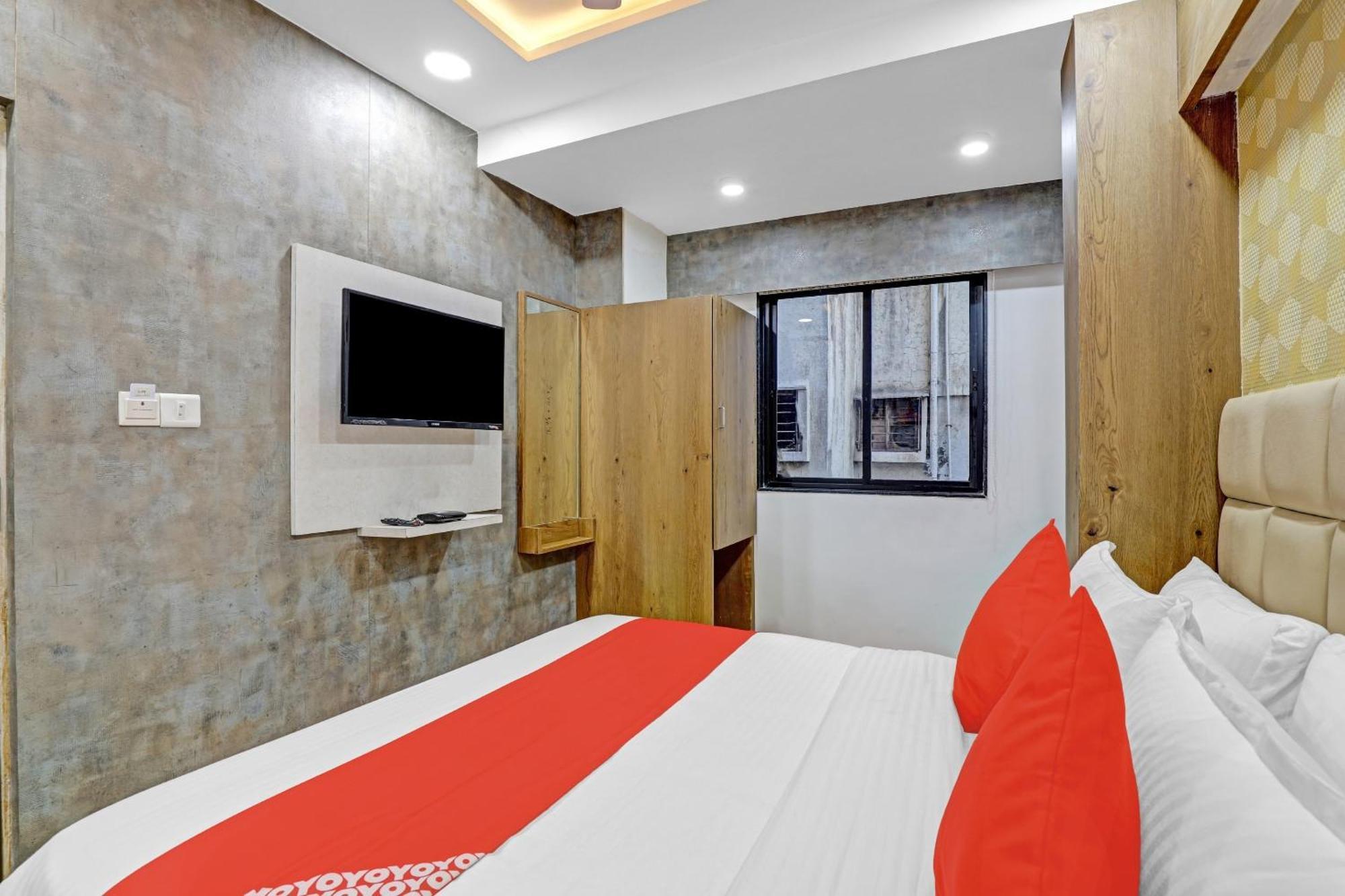 Hotel O R S Palace 아흐메다바드 외부 사진